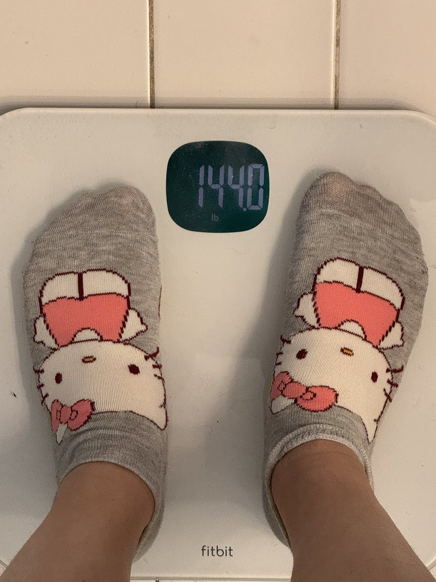 bedbambi's tweet photo. before &amp; after finally shitting after 2 days but it definitely wasn't all of it since it was only 1 pound and i've been fluctuating 141-143 😭 plus like.. 5pm obviously wouldn't be less than a 10am weigh in 🫪 https://t.co/r4qP0fL78d