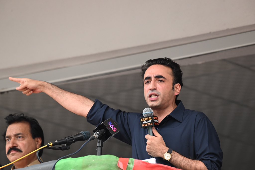 MediaCellPPP's tweet photo. چیئرمین پاکستان پیپلزپارٹی بلاول بھٹو زرداری کوٹلی میں انتخابی جلسہ عام سے خطاب کررہے ہیں۔

#KotliMeinTeerChaleyGa
#کوٹلی_میں_تیرچلےگا https://t.co/5qeR880svD