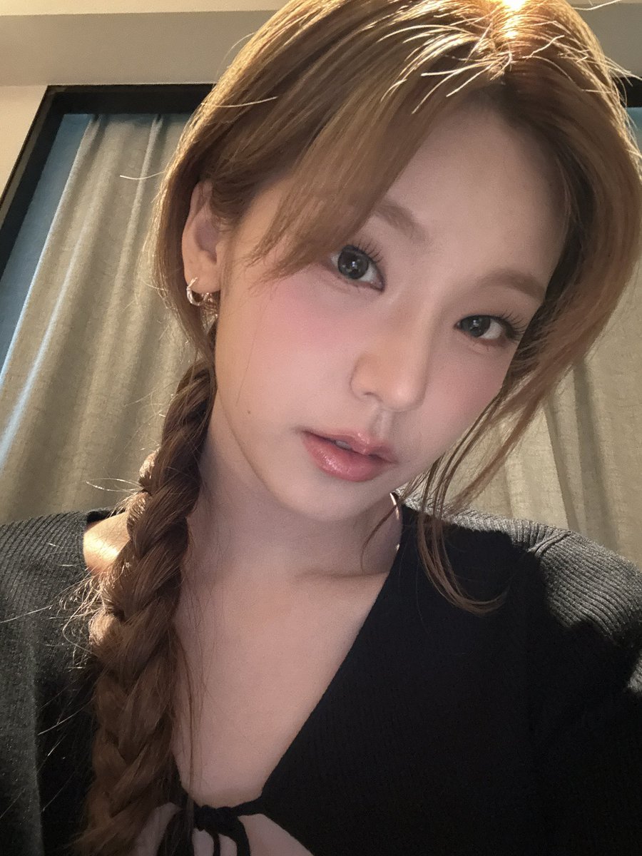 bblofitzy's tweet photo. 🐺💭 10:39pm

— i arrived safely in korea 🌼

👤 “i really do love yeji”
— did you only just realise that~?

— don’t doubt it 🖤

👤 “your hair is in an innocent style but the leopard print is attractive.. ❤️‍🔥”
— even the stylists give me leopard print often https://t.co/uLND5i9d28