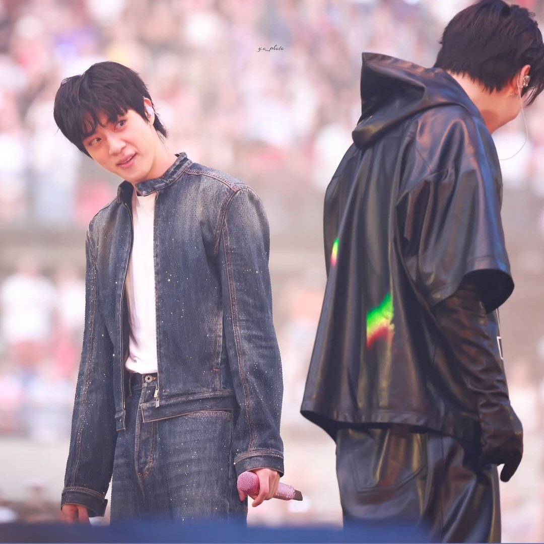 FalschSally's tweet photo. Jin (Kim Seok-jin) von BTS hat einen fürsorglichen, humorvollen und tiefgründigen Charakter, der perfekt zu seiner Rolle als ältester „Hyung“ (großer Bruder) der Gruppe passt. https://t.co/lrnfENFwVI