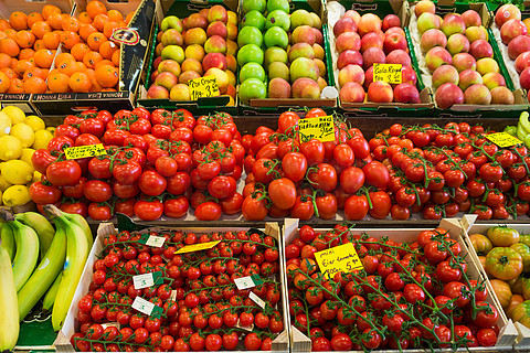 road_ddong1's tweet photo. Grab fresh, locally picked spinach u0026 ripe cherry tomatoes at the neighborhood farm stand today—perfect for a quick summer salad! https://t.co/aFvkQJiyBu