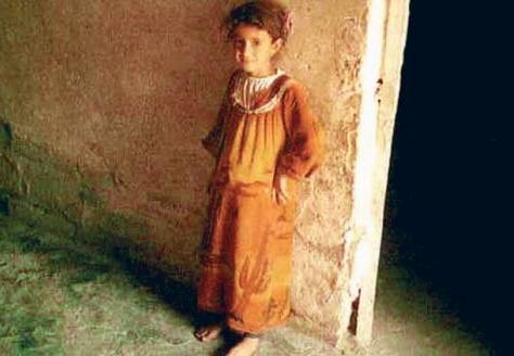 UnboundedVoice's tweet photo. برای کسانی‌که سربازان آمریکایی را با رمانتیزم و سفیدشویی هالیوودی شناخته‌اند:

عبیر قاسم الجنابی (۱۹۹۱–۲۰۰۶)
عبیر قاسم الجنابی، دختر ۱۴ ساله عراقی بود که در ۱۲ مارس ۲۰۰۶ توسط سربازان ارتش ایالات متحده مورد تجاوز گروهی قرار گرفت و به همراه خانواده‌اش به قتل رسید.
عبیر به همراه مادر، پدر و سه خواهر و برادرش (هدیل ۶ ساله، احمد ۹ ساله و محمد ۱۱ ساله) در خانه‌ای در غرب المحمودیه عراق، در فاصله ۲۰۰ متری از یک پست بازرسی شش نفره سربازان آمریکایی زندگی می‌کرد. سربازان از پست بازرسی خود اغلب عبیر را هنگام انجام کارهای روزمره و رسیدگی به باغچه تماشا می‌کردند.

در ۱۲ مارس ۲۰۰۶، پنج سرباز در یک حمله از پیش برنامه‌ریزی شده، در روز روشن وارد خانه عبیر شدند. آن‌ها عبیر و خانواده‌اش را در دو اتاق جدا کردند. یکی از سربازان به نام «استیون دی. گرین» پدر و مادر و خواهر کوچک‌تر عبیر را به قتل رساند، در حالی که دو سرباز دیگر در اتاق دیگر، کودک را نگه داشته و به نوبت به او تجاوز کردند. گرین پس از خروج از اتاق، با بیان اینکه «همه را کشتم، همه مرده‌اند»، وارد اتاق شد و خود نیز به عبیر تجاوز کرد. او در نهایت با شلیک گلوله به سر، عبیر را به قتل رساند و پیکرش را با نفت به آتش کشید.

سربازانی که در این جنایت دست داشتند، به سربازان ارتش عراق که به محل رسیده بودند، گفتند که این جنایت توسط شورشیان سنی انجام شده است. حقیقت زمانی آشکار شد که یک سرباز ناشناس بعداً به این جنایت اعتراف کرد.
مرکز عدالت بین‌المللی ژنو (GICJ) با یادآوری این جنایت تأکید می‌کند که عبیر تنها یکی از قربانیان بی‌شمار جنگ عراق است. این مرکز خواستار آن است که جنایاتی از این دست فراموش نشوند و عدالت برای قربانیانی که خانواده‌شان از هم پاشیده و حقوقشان پایمال شده، همچنان به عنوان یک مطالبه باقی بماند.

این عکس عبیر در ۷ سالگی، تنها خاطره‌ی باقیمانده از اوست. هزاران پرونده‌ جنایت از سربازان آمریکایی وجود دارد که هیچوقت بررسی نشده‌اند و یا از رسانه‌ها دور نگه داشته شده‌اند، چون سربازان شاهدی زنده نمیگذاشتند. 
جنگ و سربازان آمریکایی با قهرمانان فیلم‌های هالیوودی متفاوتند.

منبع این گزارش، وب‌سایت «مرکز بین‌المللی عدالت ژنو» (Geneva International Centre for Justice - GICJ) است:
https://t.co/WN8SuP1MY0
#نه_به_جنگ #جنایت_جنگی #زن_زندگی_آزادی