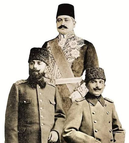 VartanHalis's tweet photo. Talat, Enver ve Cemal ülkeden nasıl tüydüler?

Bir Alman gemisiyle tüymenin hikayesi 

Mondros Mütarekesi'nin ardından İttihat ve Terakki iktidarı çöktü. Talat Paşa hükûmeti Ekim 1918'de istifa etti, 30 Ekim'de Mondros Mütarekesi imzalandı, 1 Kasım'da toplanan son kongrede ise parti kendini feshetti. 

Aynı gecenin ilerleyen saatlerinde Talat, Enver ve Cemal Paşalar; Dr. Nazım, Bahaeddin Şakir, Cemal Azmi, Bedri Bey ve birkaç İttihatçı daha gizlice İstanbul'dan ayrıldı. Önce Alman istasyon gemisi Loreley ile Boğaz'dan çıktılar, ardından açıkta bekleyen bir Alman savaş gemisine geçerek Karadeniz'i aştılar. Karadeniz'in kuzey kıyısına — kaynaklara göre Kırım'daki Sivastopol/Gözleve ya da Odessa'ya — ulaştıktan sonra trenle Almanya'ya geçtiler ve Berlin'e vardılar. Hamasetle ülkeyi korkunç bir yokoluşa sürükleyen, cephede en ufak hatasında askerleri ölüme gönderen ve "cepheden kaçtı" diye insanları idam ettiren bu üç adam, sıra kendi canlarına gelince tüymekten geri durmadı.
Vahdettin'den yıllar önce bunlar ülkeden kaçmışlardı.