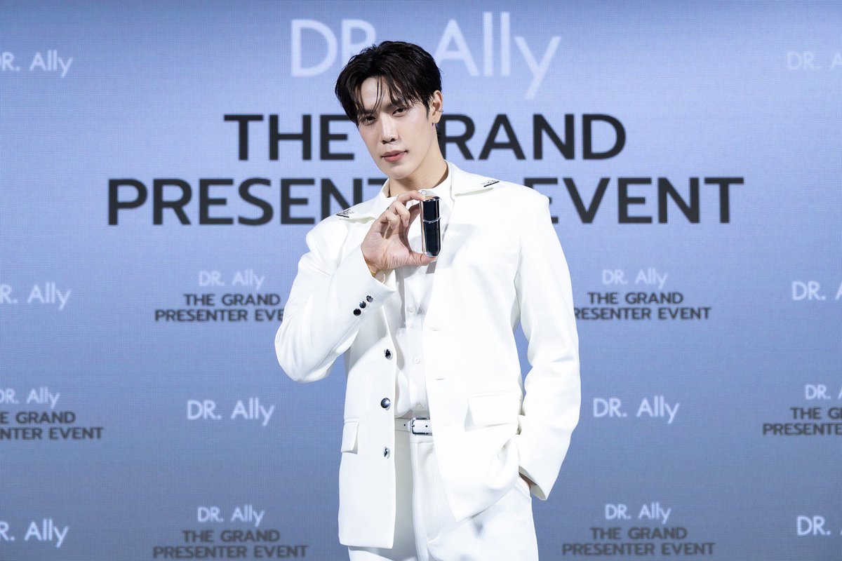 dailyscoopsnews's tweet photo. https://t.co/anaTGDcpp6 ปังไม่หยุด! คว้าหนุ่มฮอต “เอส - เกรท - มาร์ค” นั่งแท่นพรีเซ็นเตอร์ พร้อมเปิดตัวสุดยิ่งใหญ่ในงาน https://t.co/anaTGDcpp6 THE GRAND PRESENTER EVENT
#DRAllyTheGrandPresenterxEst
#DRAllyTheGrandPresenterxGreat
#DRAllyTheGrandPresenterxMark
#DRAlly #DRAllyThailand
https://t.co/anaTGDcpp6 แบรนด์ผลิตภัณฑ์ดูแลผิวที่กำลังได้รับความนิยมอย่างสูง ภายใต้การบริหารของ “แพทย์หญิง พิชญ์อาภา แจ่มจันทร์” และ “คุณศิริพร มังคลาด” Chief Executive Officer บริษัท บ้านแจ่ม กรุ้ป จำกัด ผู้ผลิตและจัดจำหน่ายแบรนด์ https://t.co/anaTGDcpp6 ยังคงเดินหน้าลุยตลาดสกินแคร์อย่างต่อเนื่อง ล่าสุดเสิร์ฟความปังเริ่มต้นครึ่งปีหลังแบบจัดใหญ่กับ https://t.co/anaTGDcpp6 THE GRAND PRESENTER EVENT เปิดตัว 3 นักแสดงสุดฮอตนั่งแท่นพรีเซ็นเตอร์ นำทีมโดย “เอส-ศุภ สง่าวรวงศ์” พรีเซ็นเตอร์ https://t.co/anaTGDcpp6 AQUA HYDRA MIST “เกรท-สพล อัศวมั่นคง” พรีเซ็นเตอร์https://t.co/anaTGDcpp6 RejuveNAD BOOSTER SERUM และ “มาร์ค-จิรันธนิน ตรัยรัตนยนต์” พรีเซ็นเตอร์https://t.co/anaTGDcpp6 BLUE ROSE CREAM พร้อมกันนี้ยังจัดกิจกรรมสุดพิเศษให้แฟน ๆ ได้ร่วมสนุกกัน ณUnion Mall ชั้น G Union Co-Event Space
โดยเริ่มเปิดเวทีแบบแกลมสุด ๆ เมื่อ“เอส-ศุภ” มาพร้อมกับเสียงเพลงเพราะ ๆ บวกกับลุคออลแบล็คชวนใจละลาย เรียกเสียงกรี๊ดดังสนั่นจากแฟน ๆ ที่มาให้กำลังใจจนห้างแทบแตก ก่อนจะพักเบรกพูดคุยเปิดเผยเคล็ดลับความเป๊ะของเจ้าตัวที่มี https://t.co/anaTGDcpp6 AQUA HYDRA MISTเป็นผู้ช่วยสำคัญล็อกเมคอัพ และช่วยบำรุงผิวให้ฉ่ำโกลว์ อิ่มน้ำ ซึ่งตรงกับคอนเซปต์ “Unlock Your Glow, Lock Your Makeup” นั่นเอง จากนั้นก็เรียกรอยยิ้มกันต่อกับโมเมนต์สุดน่ารักที่ให้แฟน ๆ ผู้โชคดีได้ขึ้นมาเล่นเกมส์กับ “เอส” และรับของที่ระลึกกันอย่างใกล้ชิด
ความสนุกจาก https://t.co/anaTGDcpp6 ยังต่อเนื่องไม่พักตามมาด้วย “เกรท-สพล” ที่มาพร้อมความเป๊ะและออร่ากระจ่างใสสมมงพรีเซ็นเตอร์ DR.AllyRejuveNAD BOOSTER SERUM สุด ๆ งานนี้เพียงแค่ก้าวขึ้นเวทีพร้อมเสียงนุ่ม ๆ ก็ทำเอาทุกพื้นที่ในงานพร้อมเทใจให้ไปหมด แถมเจอประโยคเด็ดลงท้าย คะ-ขา ของเจ้าตัวทีไร แฟน ๆ ผู้โชคดีที่ได้ขึ้นมาเล่นเกมส์บนเวทีแทบจะแพ้ให้เกือบหมด เท่านั้นยังไม่พอ เพื่อ https://t.co/anaTGDcpp6 “หนุ่มเกรท” มีเต้นชาเลนจ์สุดไวรัลเพลง BAD และท่าเด้งอกสุดกึงเสิร์ฟให้ทุกมุมอีกต่างหาก
และส่งท้ายความสนุกของ https://t.co/anaTGDcpp6 THE GRAND PRESENTER EVENT ด้วยความหล่อน่ารักของ “มาร์ค-จิรันธนิน” ที่พกความสดใสมาพร้อมกับไอเท็มลับ https://t.co/anaTGDcpp6 BLUE ROSE CREAM ที่เป็นเคล็ดลับผิวอิ่มน้ำสุขภาพดีของเจ้าตัว ก่อนจะแจกความฟินกันแบบไม่มีกั๊ก ทั้งร้องเพลง เล่นเกมส์ ยังคงเรียกเสียงเชียร์และเสียงกรี๊ดได้แบบแรงดีไม่มีตก ปิดท้ายอีเว้นท์ใหญ่แห่งปีได้อย่างประทับใจ
เรียกได้ว่า https://t.co/anaTGDcpp6 THE GRAND PRESENTER EVENT เสิร์ฟทั้งผลิตภัณฑ์คุณภาพ และเสิร์ฟความสนุกแบบเอ็กซ์คลูซีฟกันเลยทีเดียว แต่ความพิเศษยังไม่หมดเพียงเท่านี้ https://t.co/anaTGDcpp6 ยังมีกิจกรรมอีกมากมาย กดติดตามทุกช่องทางของ https://t.co/anaTGDcpp6 เอาไว้ให้ดีมีเซอร์ไพรส์รออยู่ทั้งปีแน่นอน
https://t.co/anaTGDcpp6 X: @DrAllyBrand
Facebook : https://t.co/anaTGDcpp6 Brand
IG : @dr.ally_official_thailand
Line Official / Line Shopping :@drallybrand