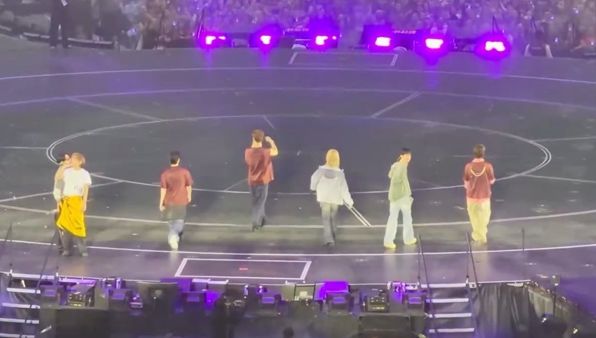 jungkovtae's tweet photo. THIS PIC OMG????😭😭😭😭 https://t.co/1OSC2nt70s