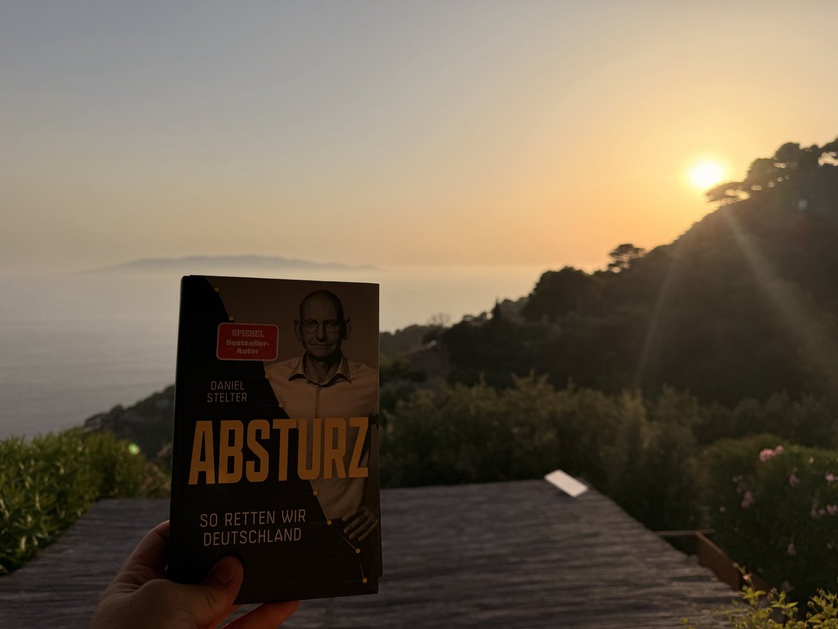 Doc_Fabi's tweet photo. @thinkBTO vielleicht nicht die klassische Urlaubslektüre…aber vielen Dank für das Augenöffnen. #mega es wirkt alle auch nicht so negativ unter der toskanischen Sonne. ☀️ Auch Mediziner hören Ihren/Euren Podcast! @ulfposh https://t.co/uLMQUjmigP