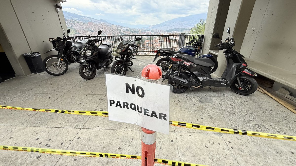 jtororamirez's tweet photo. Para cuando un plan vial en la comuna 13? @movilidad_med @AlcaldiadeMed acá cuál es el código de tránsito que aplica? El que más pite? El más grosero? El más bravo? El más agresivo? 

Pasamos de “graffi tour” a “desorden tour” https://t.co/Xs7Xh67Gnp