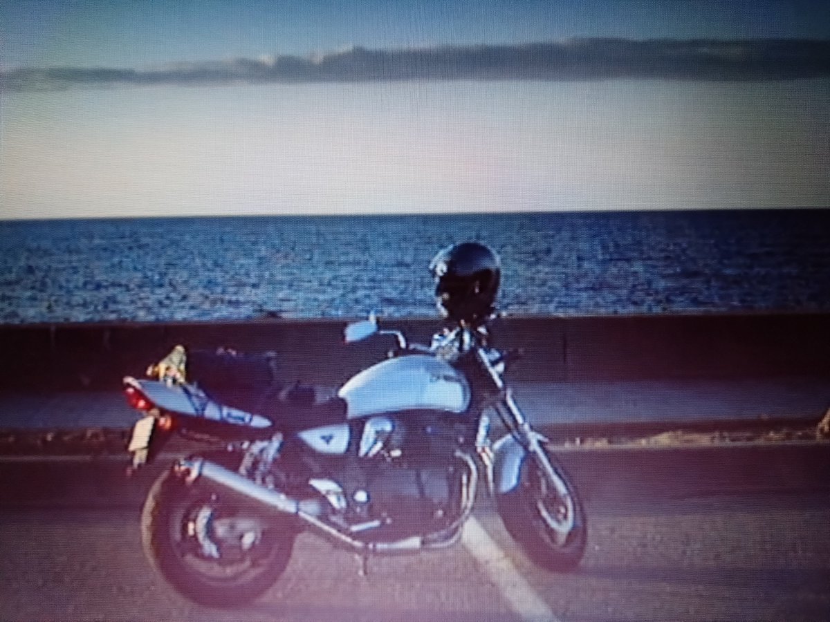 iso_kun412's tweet photo. 若い頃残業で帰りが深夜だったのに寝れなくて早朝に思いつきでバイクに乗り、下道で日本海の新潟県までツーリングに行きました🏍️💨
海の奥の西日に沈むトワイライトが見たくて🌇🌊綺麗でした🥺

注)写真は当時のデジカメのメディアが違う為、PCより接写。

#GSX400FS
#新潟県糸魚川市
#トワイライト https://t.co/3yhimjC3mK