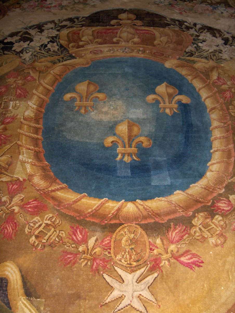 domainechambord's tweet photo. 👑 Créé pour les châteaux royaux et les cadeaux diplomatiques, ce tapis de la Manufacture royale de la Savonnerie illustre le savoir-faire français voulu par Louis XIV. Les armes de France y côtoient les emblèmes des ordres royaux et le chiffre de Louis XV. #PalaceDay https://t.co/ajdtRIEBQs
