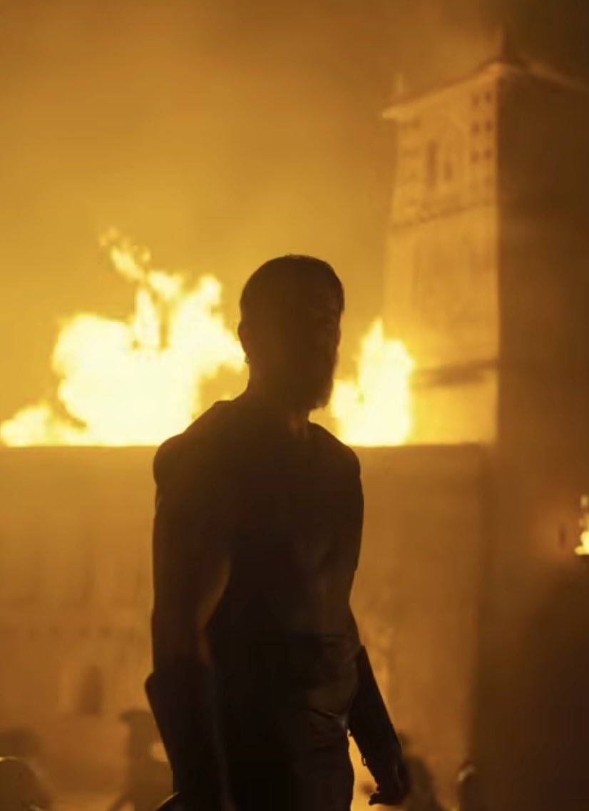 DiscussingFilm's tweet photo. Matt Damon says they didn’t know 750 soldiers were waiting for them behind the gates of Troy when filming ‘THE ODYSSEY’.

“I will never forget Benny standing in the middle with what looked like 20 guys cause it was very dark and then this roar & 500 people came running.”

(Source: @EW)
