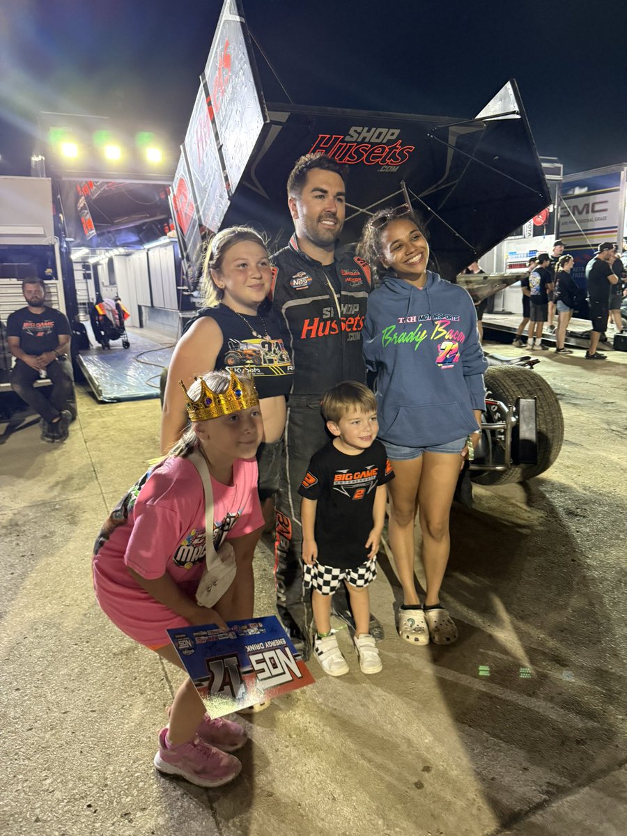 DavidGravel's tweet photo. This is the real reason. Fans gather from miles and miles! Makes it all worth it… 🃏🎰🤴🏻🤑 #DG2 #KingsRoyal #Eldora https://t.co/EXAsgUPGYT