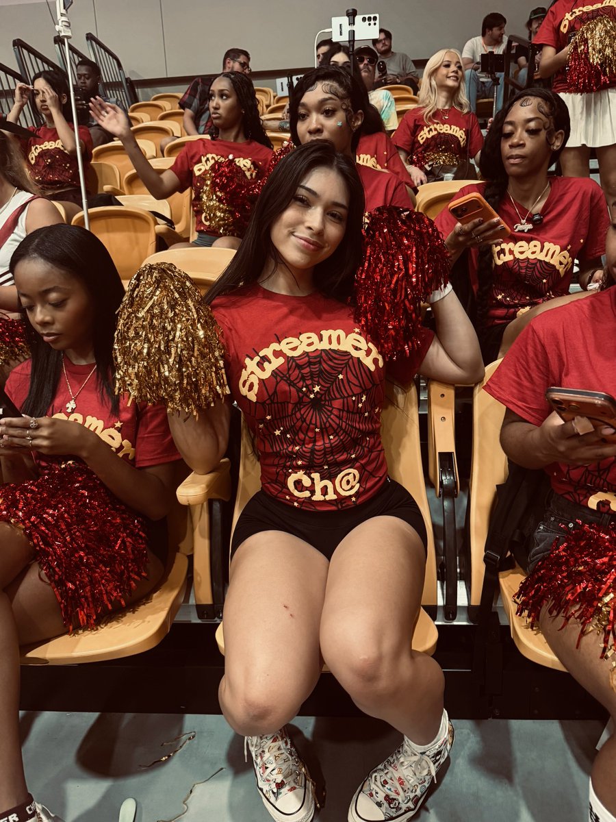 Aishahsofey_v2's tweet photo. Go streamers! https://t.co/vK72brpxIw https://t.co/pC91WpIvXR