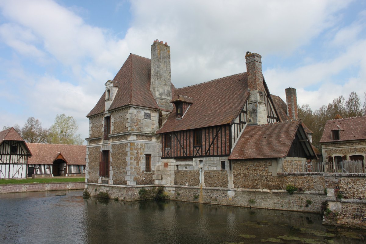 ThereseBaillard's tweet photo. Le #manoir du #Hom à Beaumont le Roger, dans l'#Eure en #Normandie est daté de la fin du XVIe– Il a remplacé une très ancienne demeure construite au XIe siècle, à la même époque que le #château féodal. Il est inscrit aux MH, propriété privée ne se visite pas. https://t.co/JjF1Moit0G