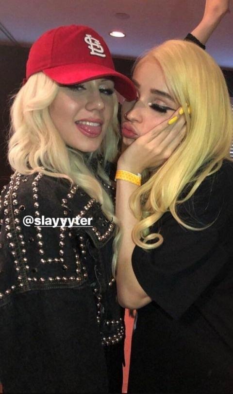 SlayyyterBR_'s tweet photo. Kim Petras sobre Slayyyter:

"Eu amo a Slayyyter. Nós temos um histórico bem longo de sermos fãs uma da outra e de sermos amigas. Estou superfeliz de ver tudo o que está acontecendo. Eu disse a ela no prêmio WM, que estou tão feliz de ver ela brilhar, porque ela é incrível." https://t.co/k0Xb5OFNEE