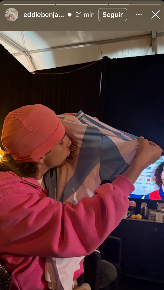 justinbiebrarg's tweet photo. Eddie Benjamin mejor amigo de Justin Bieber besando la remera de Argentina.
Se puede observar que está en un camarín seguramente acompañando a Justin para su presentación en la copa del mundo! 🇦🇷 https://t.co/D8AmoIyrR3