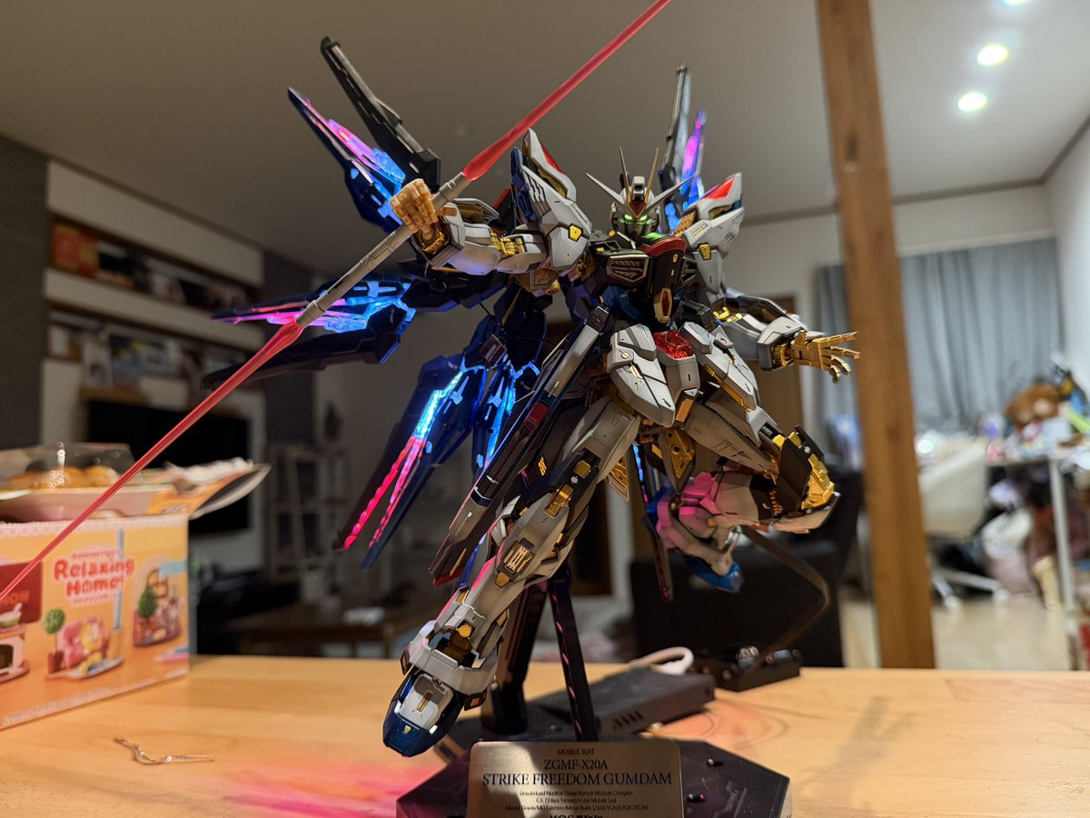 mirco0110's tweet photo. デカール控えめ原作準拠仕上げ(デカールめんどい)
.
.
.
ストライクフリーダムガンダム　mgex
外装塗装完了！！
LEDパーツはKOSMOS製の物を使いました✨
ハデハデですがいい感じにかっこいい😎

#ストライクフリーダムガンダム
#ガンプラ好きと繋がりたい
#ガンダム
#プラモデル
#ホビー
#趣味 https://t.co/8U0k51JUM9