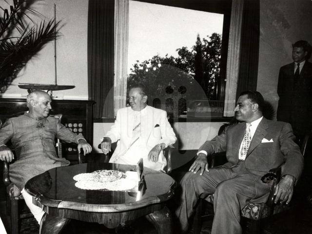 JugoslavijaSfr's tweet photo. 19. jula 1956. Lideri Jugoslavije, Indije i Egipta - Josip Broz, Džavaharlal Nehru i Gamal Abdel Naser, potpisali su Brionsku deklaraciju o zajedničkoj protivblokovskoj politici, što je označilo početak stvaranja Pokreta nesvrstanih zemalja. https://t.co/av9H8WT4fq