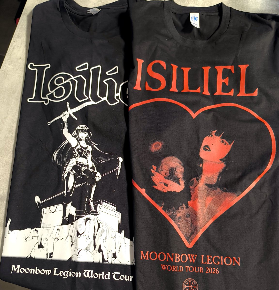 OmaeWa_Cos's tweet photo. Right before Isiliel's show last night in Insming 🇫🇷 i retrieved a part of my DX VIP set and bought some merch I didn't have yet 😎
The cheki we took together with @himari_tsuki is now precious safe in @mugi_whip 's photocard holder 🖤

@Isiliel_jp #MoonbowLegion tour https://t.co/pHQcZkBdGd