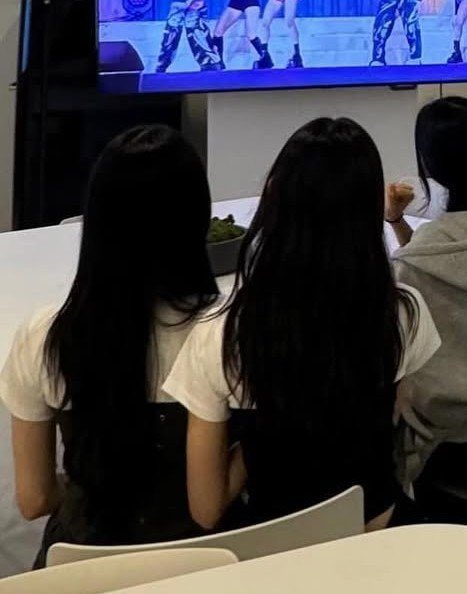 yuhalways's tweet photo. everytime i see this predebut milkz i remember when jiwoo said that whenever they’re together everyone thinks she’s yuha’s twin 😭 they probably used to wear matching outfits all the time https://t.co/XMUZGabYV7