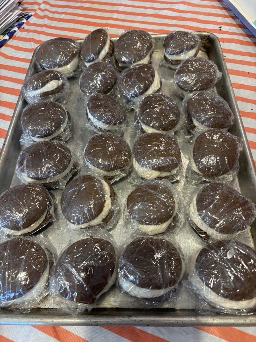 KimJFlanders's tweet photo. You guessed it!!!! I made #gobs. And if you never had one….you are missing out!!!! Yummmmmmmmmm https://t.co/V6cMmdQNdH
