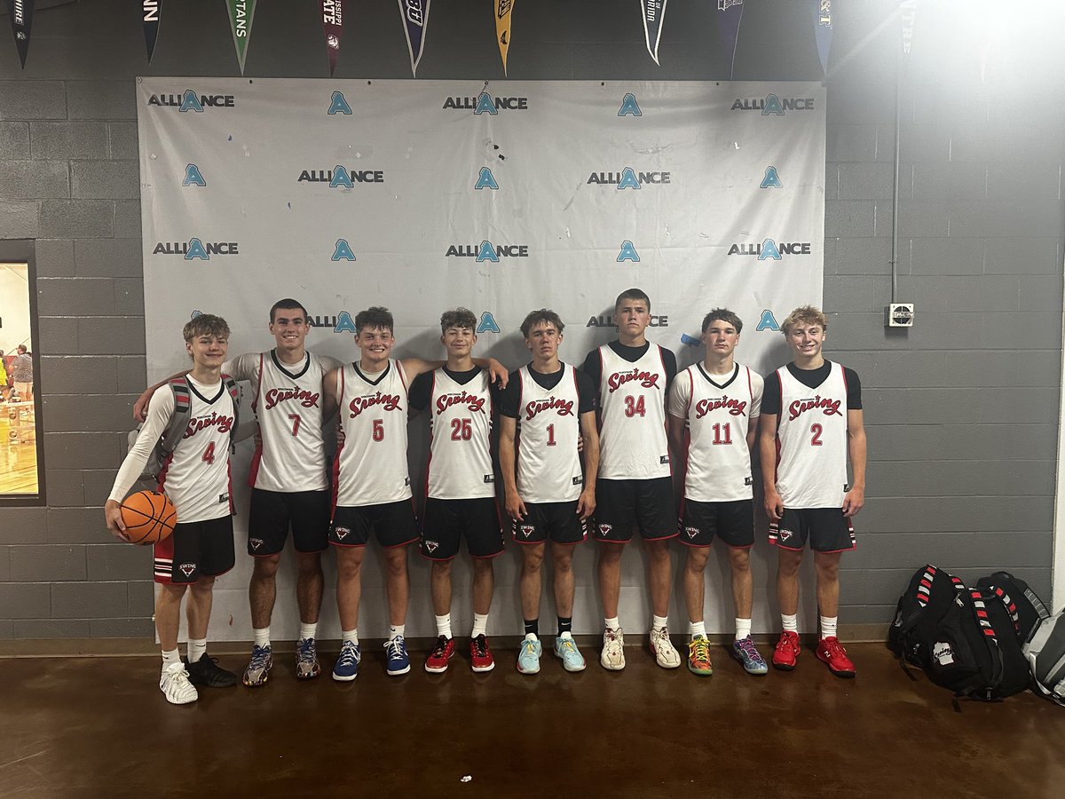 WisconsinSwing's tweet photo. 16u Easterday beats IPA 3SSB 74-45 behind 2028 Easton Lurvey with 18 and 2028 Talon Fabian with 14.  16u Easterday finishes the season 26-13 on @RL_Hoops Circuit this season. https://t.co/QebD7fMNbW