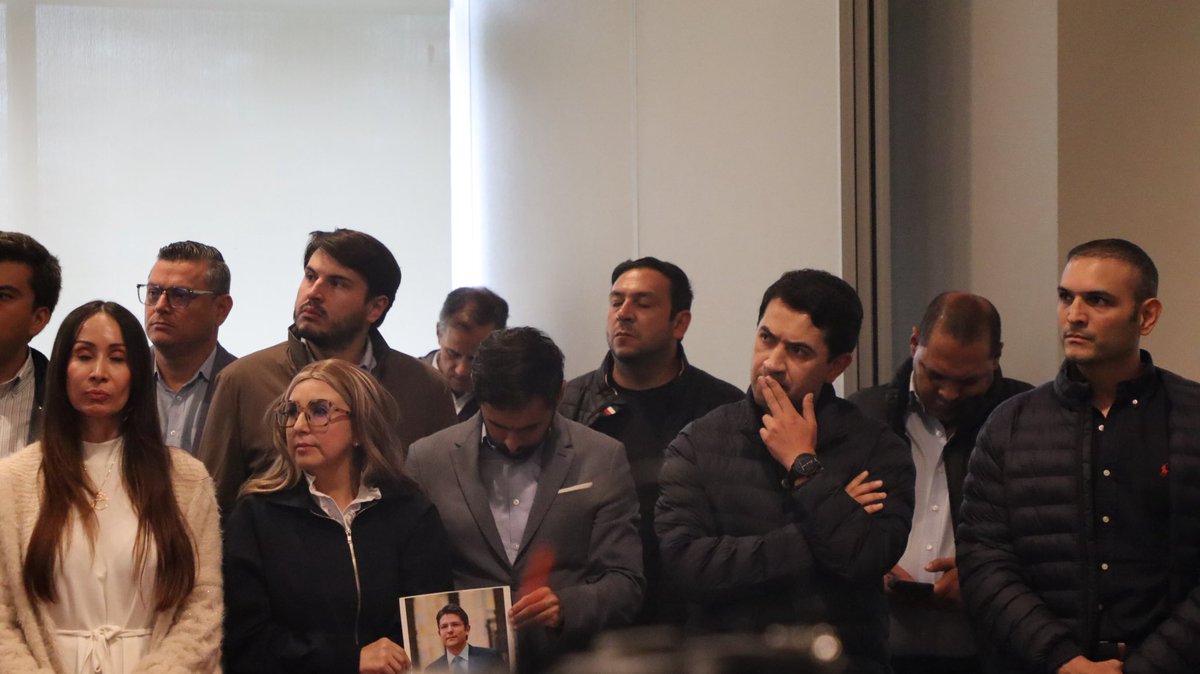 jjUscategui's tweet photo. Miguel Uribe Turbay estará siempre presente. Su asesinato nos recordó que la democracia tiene enemigos y que Colombia no puede seguir cediendo ante los violentos ni legitimando a los criminales.

Con esa convicción, hoy presentamos junto al presidente @AlvaroUribeVel y la bancada del @cedemocratico la agenda legislativa que defenderemos en este nuevo periodo del Congreso.

Seguiremos trabajando por una Colombia con libertad, autoridad y Estado de Derecho.