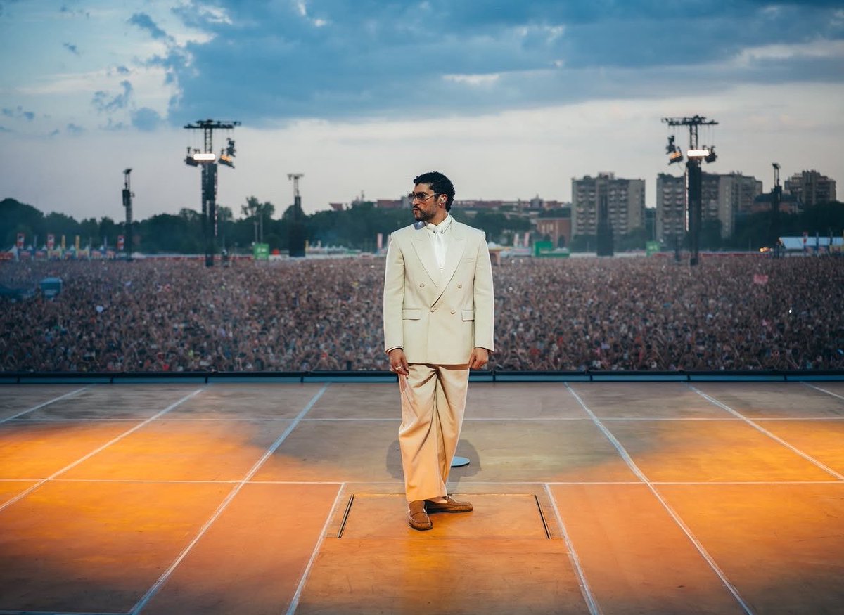 BBPRTV's tweet photo. Impresionantes las fotos del concierto de Bad Bunny en Milán, Italia. 🇮🇹 https://t.co/XCq6a4tWVE