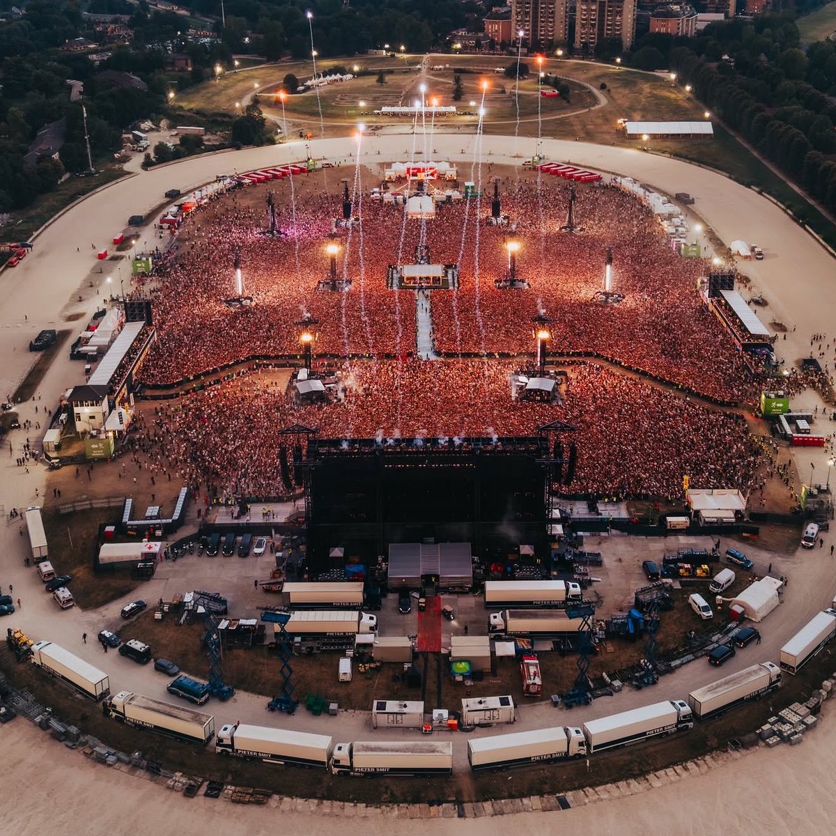 BBPRTV's tweet photo. Impresionantes las fotos del concierto de Bad Bunny en Milán, Italia. 🇮🇹 https://t.co/XCq6a4tWVE