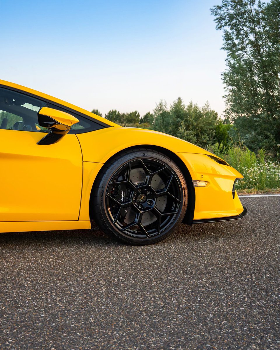 CarCultureCC's tweet photo. Lamborghini Temerario in ‘Giallo Taurus’ 💛 https://t.co/C90xtltqK3