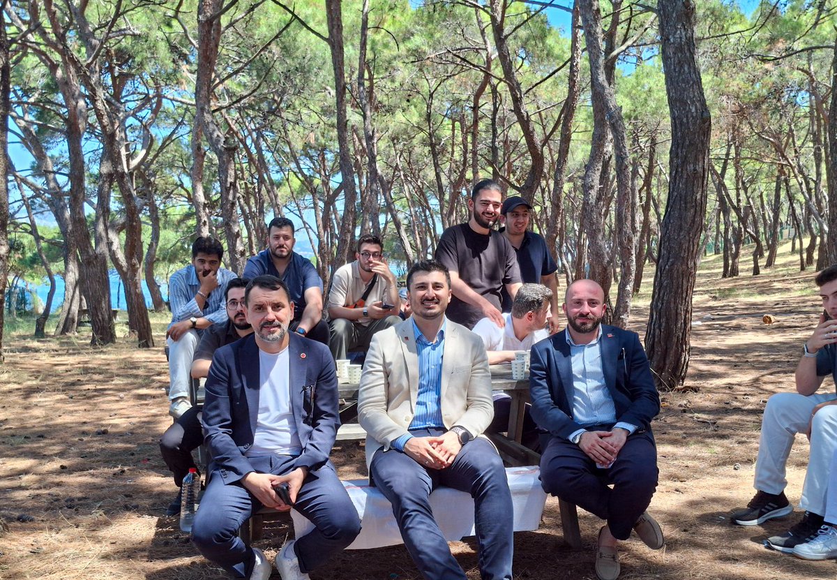 gencsaadetist's tweet photo. 📍 Adım Adım İstanbul | Adalar

​Haziran Ayı Divan Toplantımızı, Gençlik Kolları Genel Başkanımız Haldun Pekdemir’in katılımıyla Heybeliada’da gerçekleştirdik. 🌲

​Saadet iktidarı için inançla, azimle ve #BütünGücümüzle çalışma sözümüzü tazeledik! https://t.co/Q2eEkI5Pa6