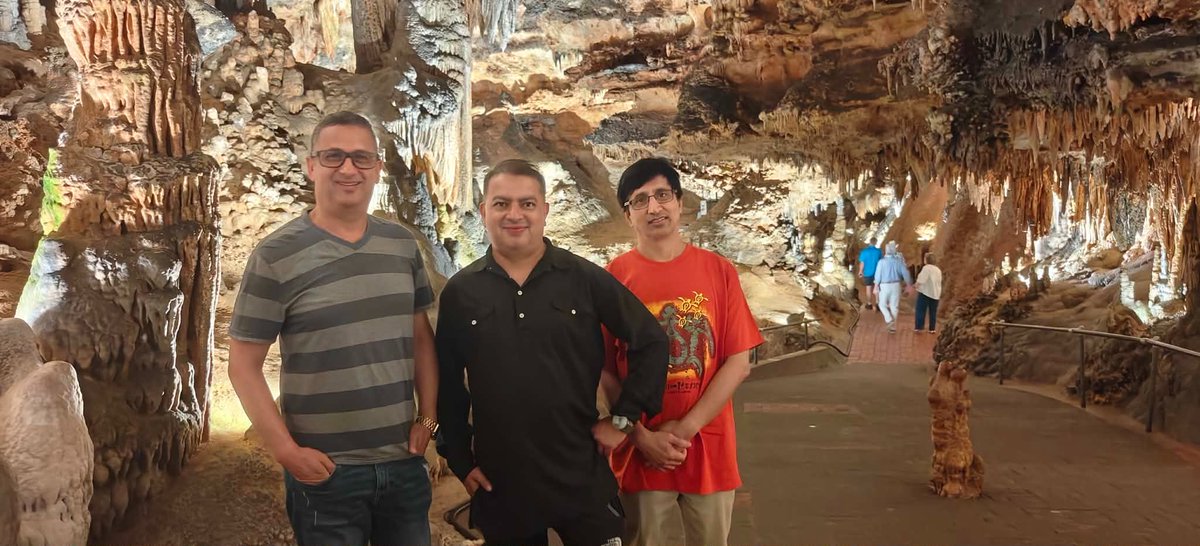jaya_hos's tweet photo. आज बिहान भर्जिनियाँमा रहेको पर्यटकीय क्षेत्र #LurayCaverns पुगेको एक जना अमेरिकनले हामी तीन जनको फोटो खिचिदिए । 
फोटो खिचेपछि तिमीहरू कुन देशबाट भनेर सोधे; मैले नेपालबाट भने, उनले वाऊ मात्र भने । हामीलाई लागेको थियो “वाऊ तिमीहरू बालेनको देशबाट” भन्लान् भन्ने लागेको भनेनन् मनै खिस्रिक्क भयो । 😂