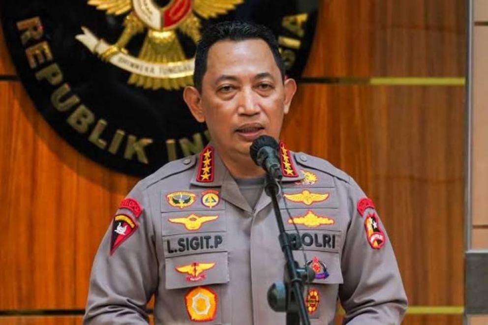 indepenSumatera's tweet photo. PERGANTIAN KAPOLRI⏳️⏰️

BERSIH-BERSIH MABES: SYARAT RAHASIA PRABOWO CARI KAPOLRI BARU. CUMA 3 NAMA INI YANG TERSISA WAK

Malam sepi dan sunyi gini malah awak dapet tugas ngespill calon ideal pengganti Kapolri Listyo. 

Sekarang ada puluhan Komjen aktif. Mau di Mabes, Kapolda tipe A+, sampe yang penugasan di K/L. Total jenderal bintang 3 ada 20 orang lebih wak.

Tapi dari segitu banyak, syarat yang awak coba saringan hanya tiga hal, selain orangnya harus berintegritas, ber prestasi dan punya visi kedepannya  syarat lainya kira-kira begini wak

1. Gak ada urusan/hubungan sama Jokowi.

2. Loyalitas tunggal dan total cuma ke Prabowo.

3. Gak ada hubungan dengan calon penantang di 2029

Tapi apesnya wak, mayoritas bintang 3 ini gak punya ikatan emosional sama sekali sama Prabowo. Tapi tenang wak, aku udah ada beberapa nama yang masuk radar dan layak dihitung. 

Nama-nama ini bakal awak coba bisikin ke Prabowo. Jalurnya bukan lewat si PRIA BENING itu wak, tapi langsung via pria arogan di Gedung Kura-Kura itu wak. Iya pria arogan wak, begitulah citra beliau di sosmed. Tapi kenyataannya beliau itu orangnya cukup baik kok wak.

Oea wak, Prabowo butuh Kapolri yang punya loyalitas tunggal, humanis, tapi jam terbangnya matang buat transformasi Polri. Sekarang namanya udah Awak kerucutkan jadi 3 kandidat terkuat. Semoga Pak Presiden denger wak. 

A Thread 🧵 👇