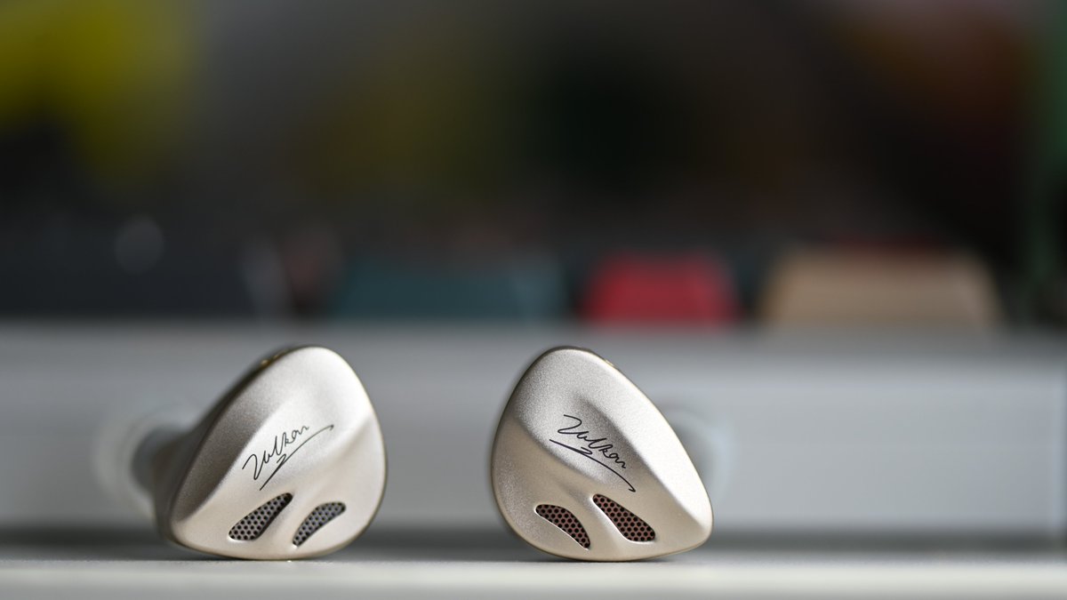 DUNU_Headphone's tweet photo. Some IEMs play it safe.🌋🎧✨
#DUNU #VULKAN2 #IEM #HiFi #WiredEarphones https://t.co/bUbvuycVzg