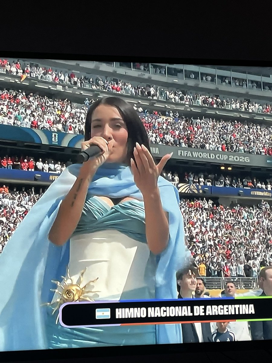 eI9deQatar's tweet photo. @Trumperizar Jua jua jua jua pelotudo tremenda facha la de la nena de Argentina, María Becerra con los colores nuestros. Es hoy. https://t.co/WUWrZ7nUuR