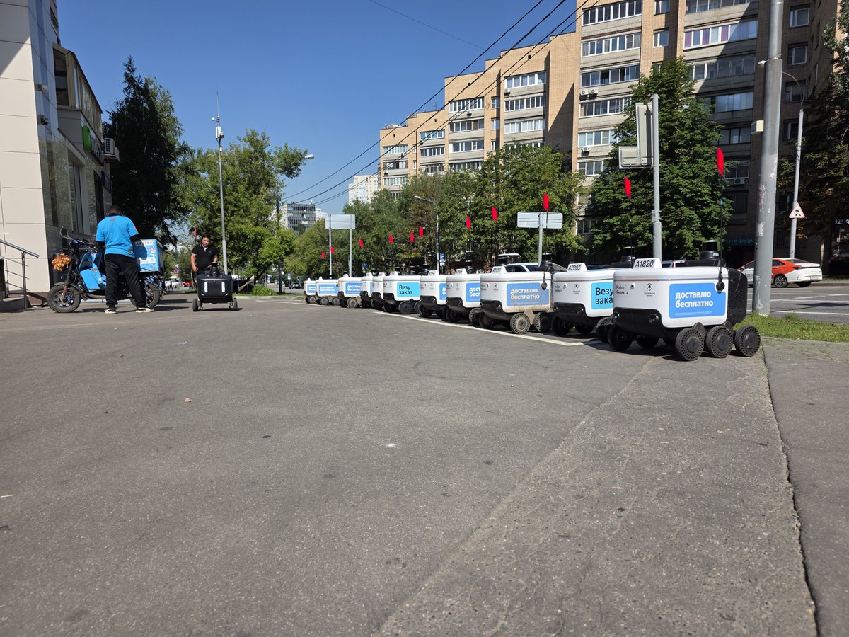 bDrwx's tweet photo. Пока мы все рассуждаем ИИ или не ИИ, роботы прямо сейчас начинают экспансию. Вначале доставщики, потом водители, затем программисты. И вот они уже могут делать сами себя. Всё ещё думаешь, что сможешь их просто выключить? https://t.co/5jf2TQpShx