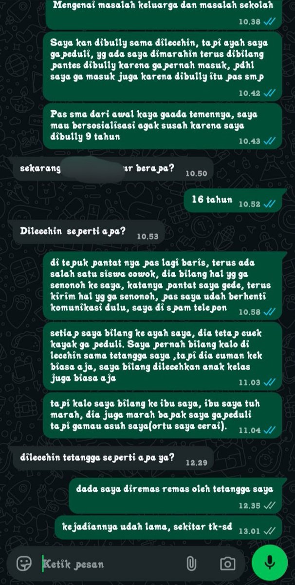 dddd_ash's tweet photo. ‼️TW‼️
Aku coba rangkumin sebisaku ya, buat yang mau lengkapnya di akun dia guys.

Korban ini kurang lebih berumur 16 tahun, mulai dari kecil sampai sekarang kelas 10 SMA sering di bully sama teman²nya karena mungkin cara dia bersosialisasi tidak seperti teman² lainnya. Cara dia dianggap kurang bisa bersosialisasi mungkin karena dipengaruhi masa kecilnya. 
Dimana korban sejak TK mengalami pelecehan, kekerasan seksual oleh orang yg dikenal ataupun stranger. Korban pernah pan**tnya dire**s, payudara dire**s, dige**k kemaluannya dan pelecehan-pelecehan lainnya juga (selengkapnya di tweet dia ya). 
Bahkan disekolah dia pernah dilecehkan mengadu pada guru, tapi gurunya lebih condong ke pelaku. Sampai wakepsek tau, tapi beliau justru ikut melecehkan dimana beliau ini menyandar pada korban. Dimana korban masih minor dan itu korban tidak nyaman. 
Tentang keluarganya, orang tua korban sudah bercerai. Korban tinggal dengan ayah dan keluarga dari ayahnya. Ketika korban mengadu pada ayahnya tentang perundungan yang korban alami, justru korban mendapat perilaku abusive. Korban dibanting, diinjak, disiram dan diberi ucapan² kasar. Bukan hanya ayah korban saja, tapi kakeknya ikut membantu aksi ayah korban. Ibu korban tidak mau tau tentang apa yang terjadi pada korban.

Korban sudah lapor pada dinas PPPA terdekat, namun cenderung lambat penanganannya. Mohon bantuannya teman-teman🙏🏻