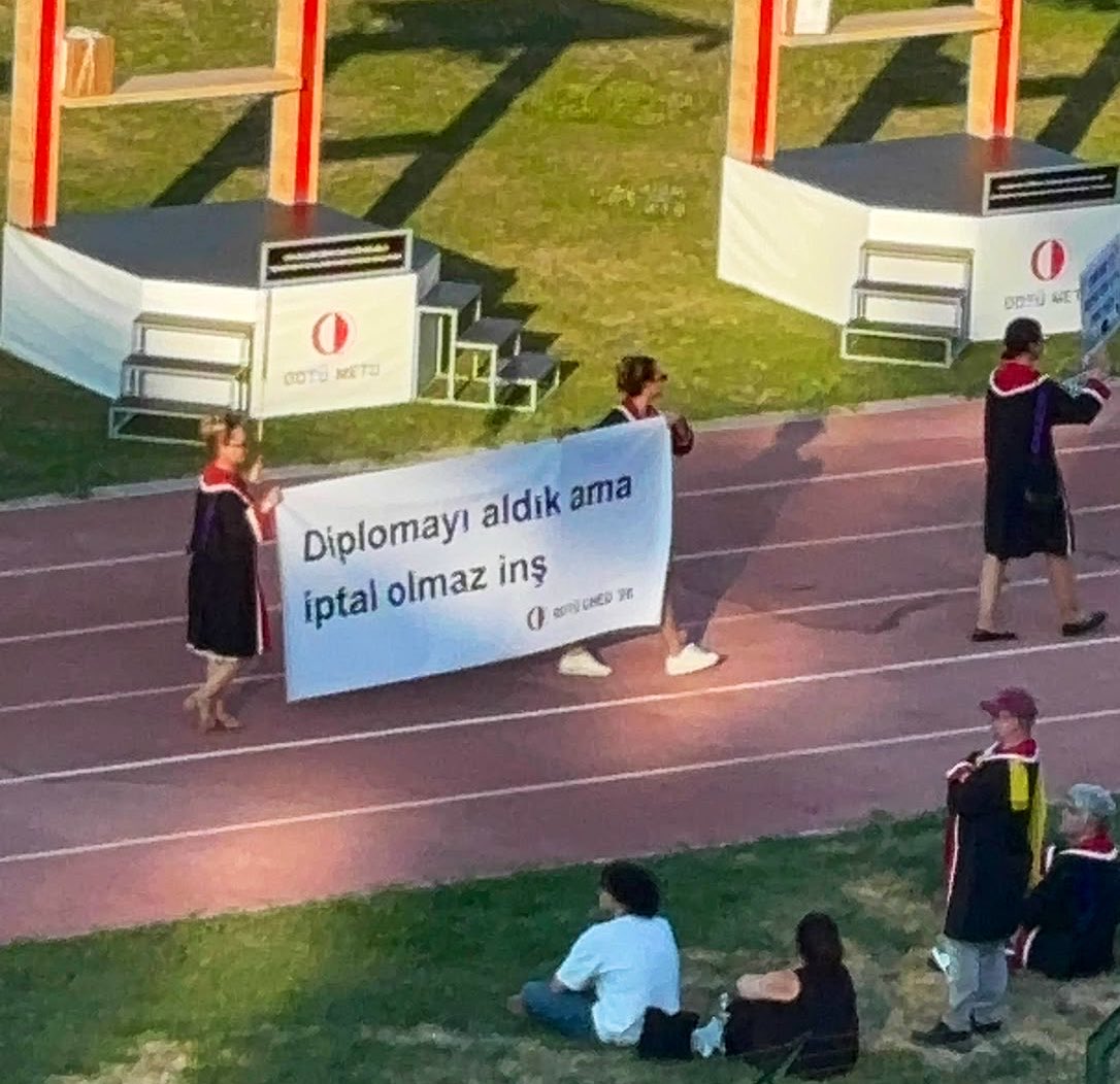 imamogluhaberr's tweet photo. ODTÜ mezuniyet töreninde gençlerin “Diplomayı aldık ama iptal olmaz inş”pankartı.

Merak etmeyin gençler… Ekrem İmamoğlu iktidarında hiçbir gerçek diploma iptal edilmeyecek ve o kişi de tutuklanmayacak. https://t.co/EVy92DIZ7v