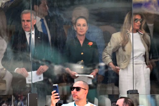 lajornadaonline's tweet photo. ⚽️ 🇲🇽 La presidenta Claudia Sheinbaum ya se encuentra en el palco del estadio MetLife para presenciar el partido final del Mundial entre Argentina y España. 
https://t.co/swUOThDass https://t.co/Eu8V9OLbT8