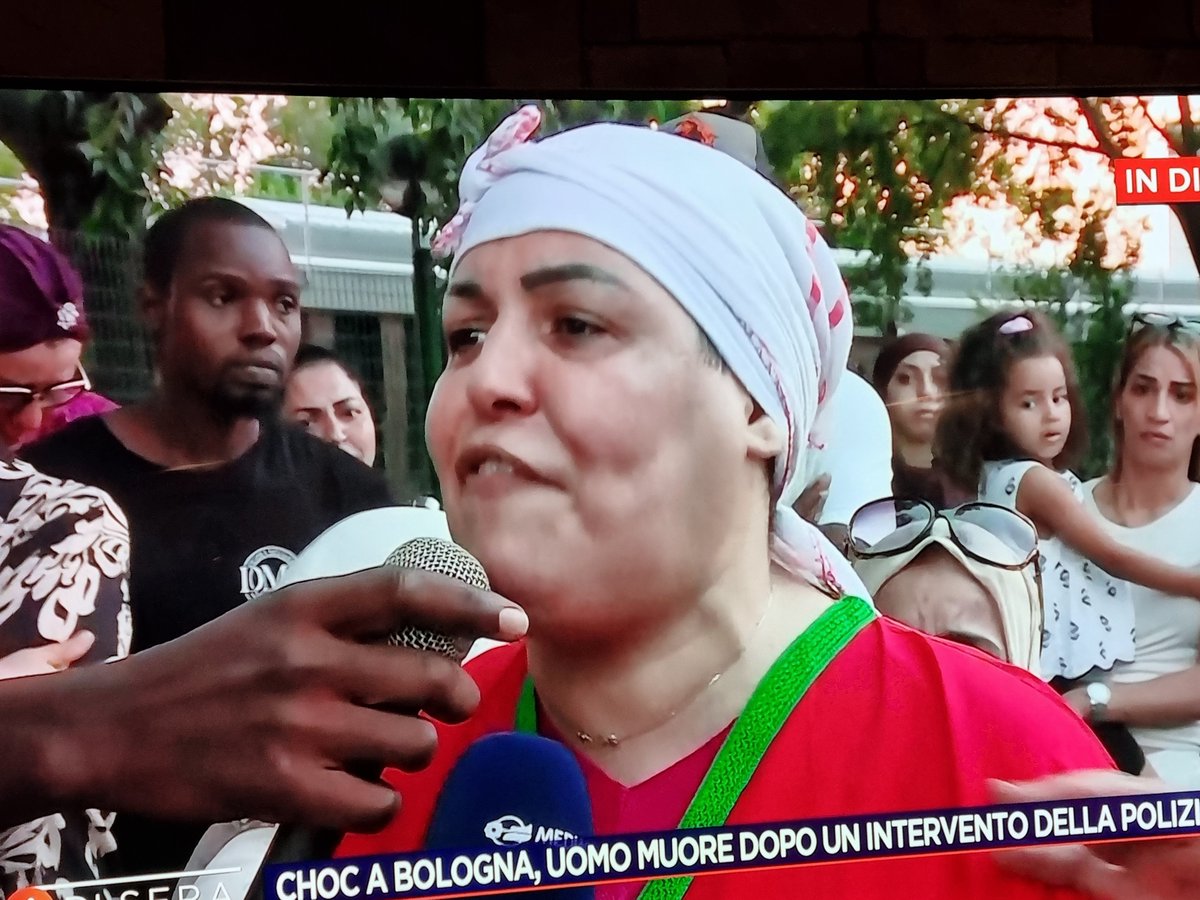 doluccia16's tweet photo. La sorella dell'uomo morto a  Bologna, parla subito di vendetta e che lo hanno ammazzato e tutti dietro, a chiedere giustizia. Vorrei sapere perché questi africani non vanno in Africa a gridare, a chiedere giustizia, invece di rompere le scatole in Italia? #4diseraweekend https://t.co/11QLtNlTy4