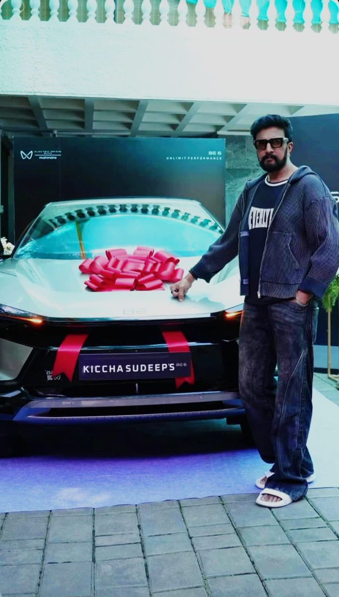 KicchaNaAddaDvg's tweet photo. Boss New car exclusive❤️‍🔥

@KicchaSudeep 👑

#KingKiccha #KicchaSudeep #Kicchanaaddadavanagere #KBoss https://t.co/Bd9cW6s1QR