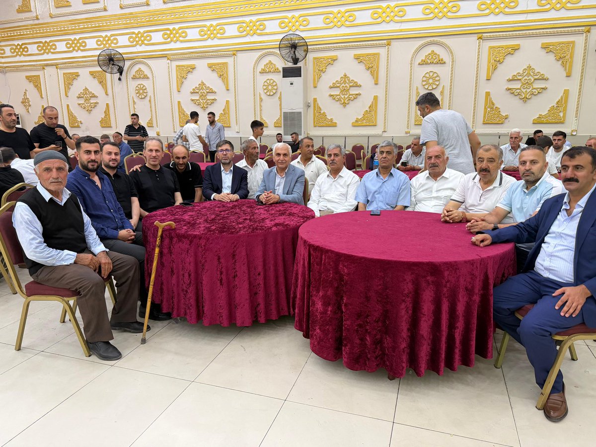 AkPartiSiirt's tweet photo. İl Başkanımız Sn. @AvHekimGider ,
Milletvekilimiz Sn. @mervangul56,
İl Gençlik Kolları Başkanımız Sn. @mrtgul34 , Merkez İlçe Başkanımız Sn.@hikmetekin56 
ve teşkilat mensuplarımız ile birlikte;

Özhan Ailesinin düğün merasimine katılım sağladılar.

Genç çiftimize bir ömür boyu mutluluklar diliyor, kıymetli Özhan Ailesi’ni tebrik ediyoruz.