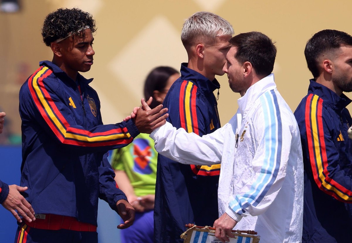 BarcaUniversal's tweet photo. Lamine Yamal x Leo Messi 🔥 https://t.co/38odK9TZAh