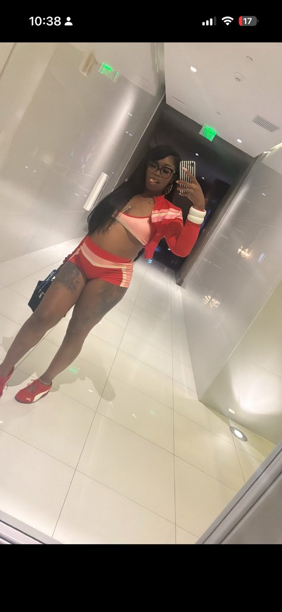 xDestinyN's tweet photo. &amp; you still looked a hot ghetto ass mess in miamiiiiiii like everything down the pumas down to the under armor down to them ugly ass flip flops SHEIN wearing ass bitch https://t.co/Co81UKqNgB