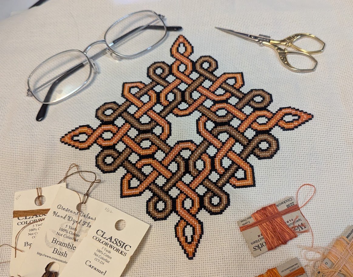 xanderlih's tweet photo. I finished this Enanglements cross-stich just a couple weeks ago. The pattern is called Chain Reaction and the vibrant colors come from hand-dyed flosses. #CrossStitch #FabricArt #Embroidery #Knot https://t.co/mtRGdZVqLe