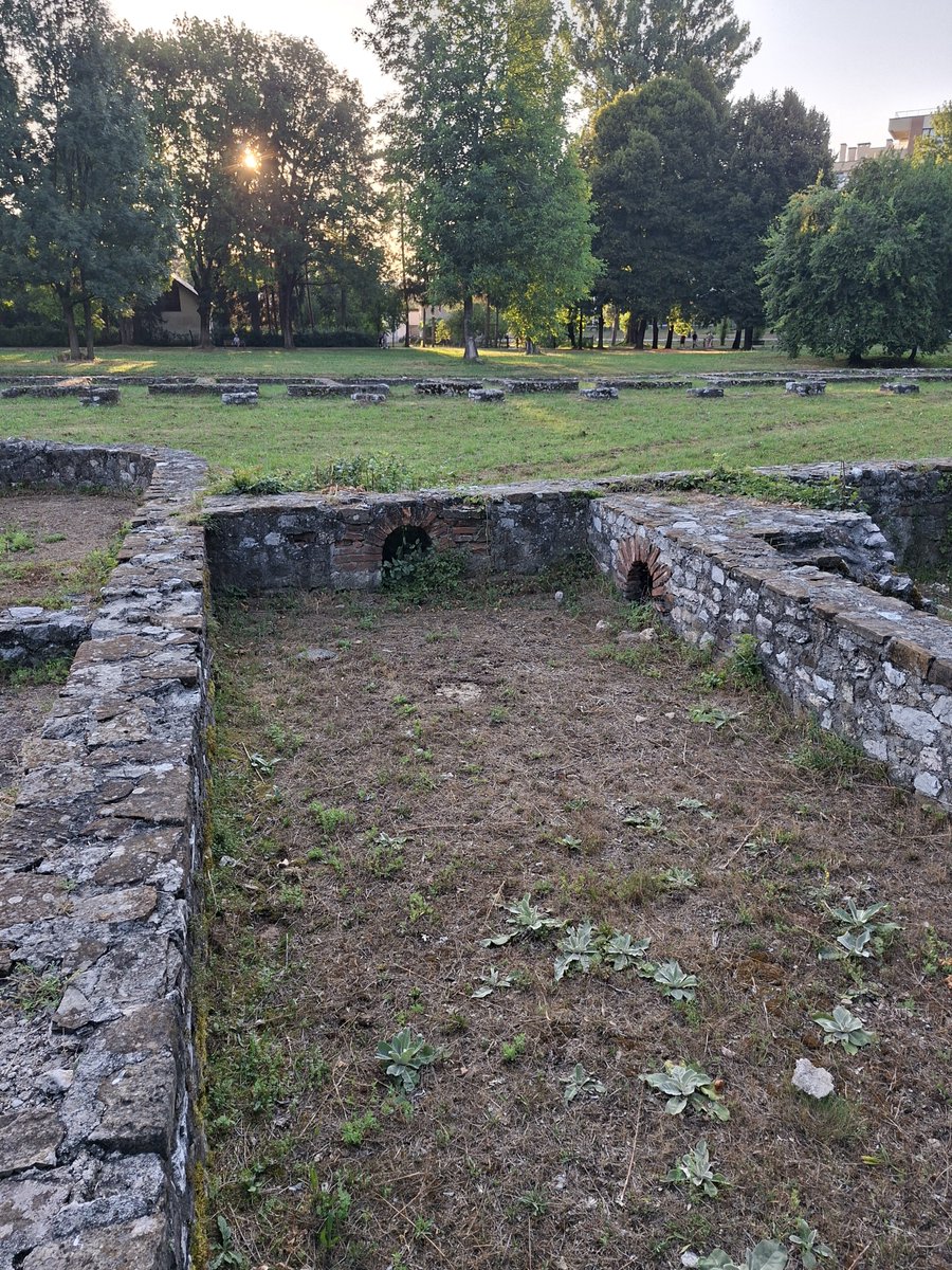 mastermirne's tweet photo. Ostaci rimske vile na Ilidži.... zalosno da nema nikakvog zapisa samo ruševine temelji i ostaci . Zasto nema nista za turiste atrakcije ovo čovječe staro 1800 godina https://t.co/T6azHvpogW