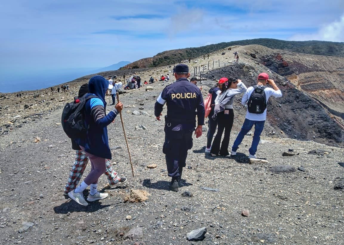 PNCSV's tweet photo. 📍Santa Ana
 
🚤🌋El volcán Ilamatepec y el Lago de Coatepeque son opciones para que las familias disfruten en un ambiente natural y seguro, gracias al acompañamiento de nuestro personal policial.

#PlanControlTerritorial https://t.co/6G8VE06ajG