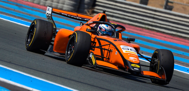 Italiaracing's tweet photo. Le Castellet, gara 2: anche #Wheldon sigla "la terza" - #FREC

https://t.co/pJbo4Ysc35 via @italiaracing.net https://t.co/A0lwIojMRR