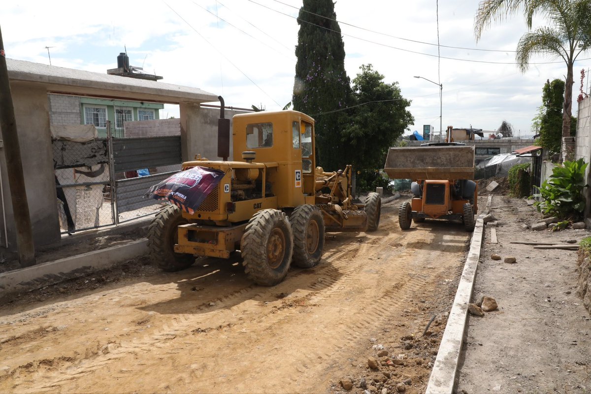 DavidAysa's tweet photo. Junto al presidente @pepechedrauimx, supervisamos los avances de la pavimentación de la Privada Cuauhtémoc, en la colonia Segunda Ampliación Guadalupe Hidalgo. 

Una obra que acerca servicios, fortalece la movilidad y devuelve espacios dignos a las familias, para seguir transformando a #PueblaCapital en una ciudad con más oportunidades para todas y todos. 

#BienYALaPrimera #LaCapitalImparable