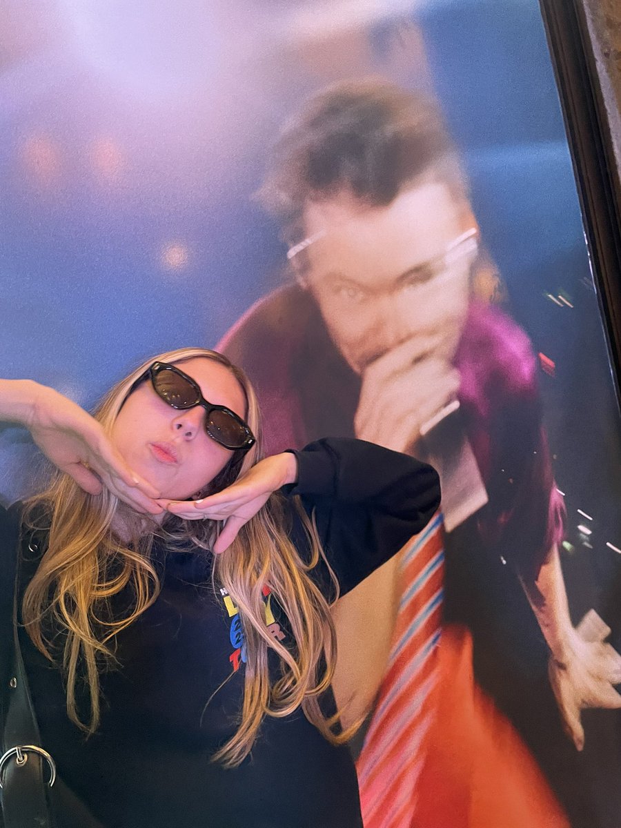 gutsrry's tweet photo. gente a pop up é LINDA muito divertido viu te amo demais harry obrigada por tudo ( o brinde amex é só adesivo viu é só pega de comprar alguma coisa ) https://t.co/vIWQDvJyGQ