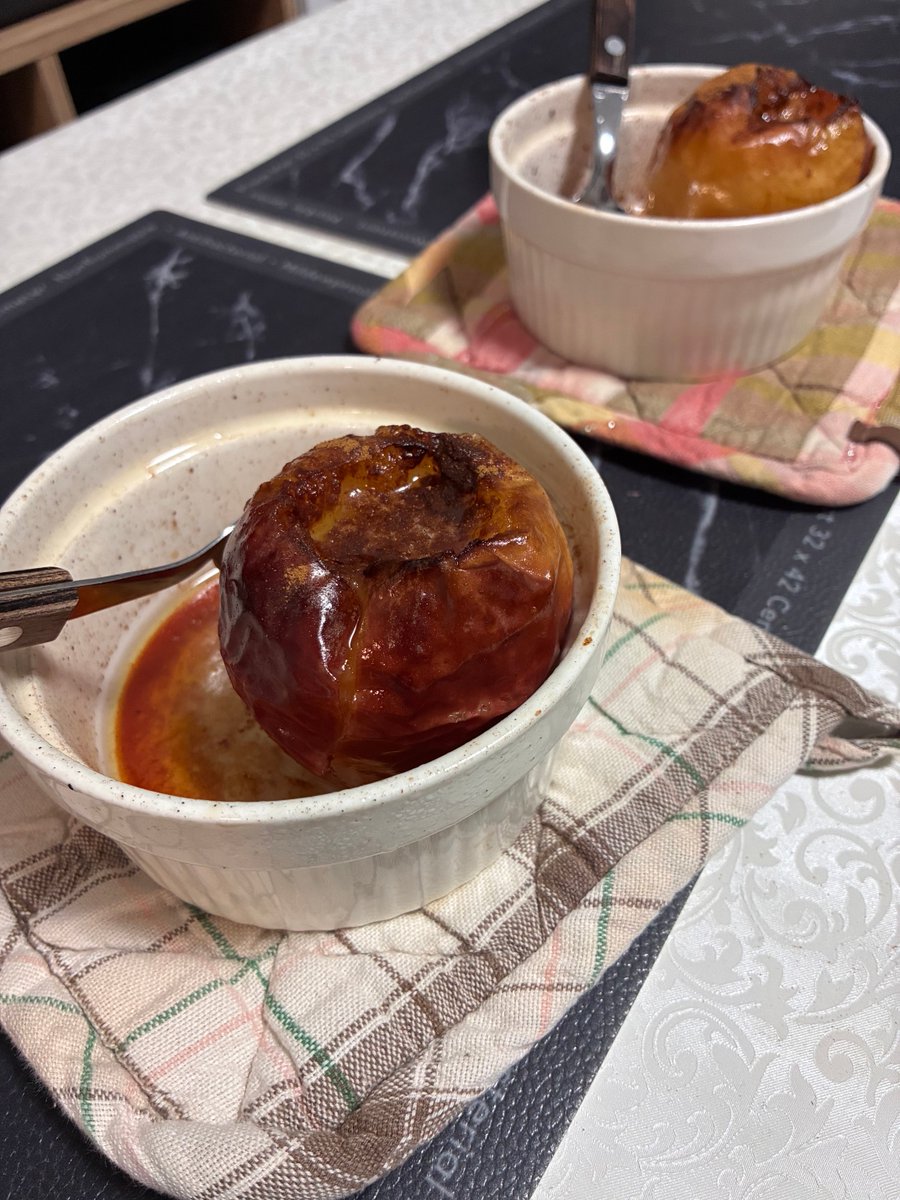 rento_man's tweet photo. 深夜4時、熱くて食えない、焼きリンゴ https://t.co/EwBddQcrfa